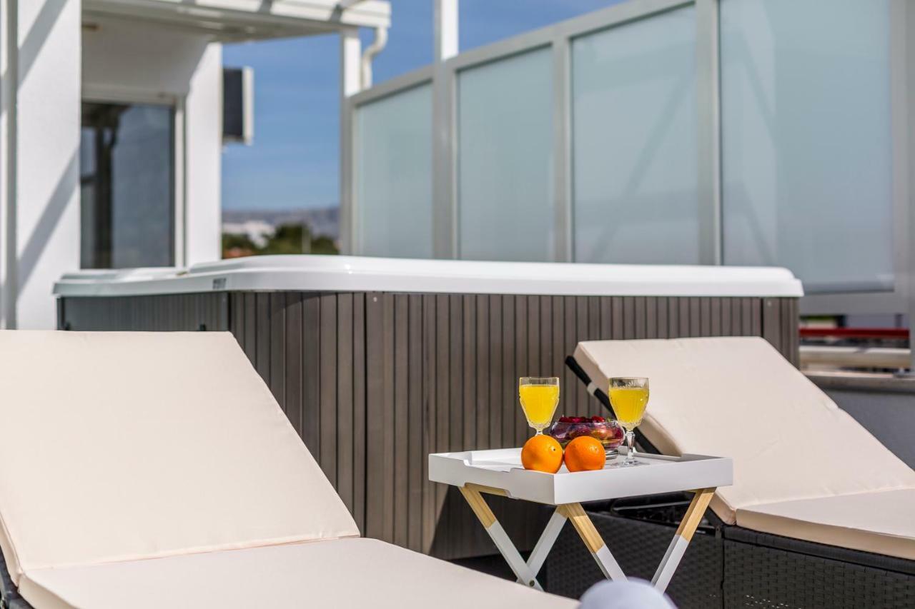 Ferienwohnung Seaside Penthouse With Hot Tub Sky Living Split Exterior foto